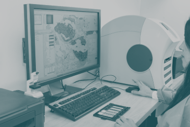 Laborantin bei der digitalen Gewebebefundung am Monitor in der Pathologie mit Slide-Scanner-Anbindung