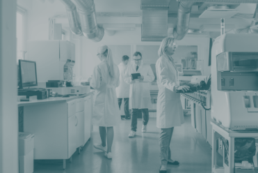 Modernes Großlabor eines MVZ mit Analysegeräten und Personal in Kitteln für effiziente Laborprozesse