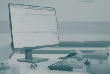 Arbeitsplatz mit Monitor zur digitalen Auftragserfassung und Befundübermittlung im Praxislabor