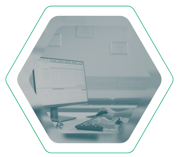 Arbeitsplatz in einer Arztpraxis mit Tastatur und Monitor zur digitalen Laboranforderung für Einsender und Praxislabore.