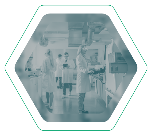 Laborpersonal bedient Analysegeräte und digitale Terminals in einer modernen Laborgemeinschaft.