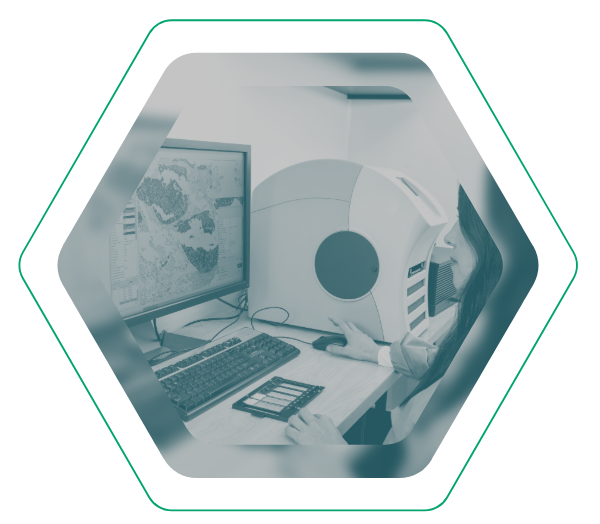 Arbeitsplatz in der Pathologie mit Computermonitor und Analysegeräten im Sechseck-Design. Visualisierung von Laborsoftware für Pathologie und Zytologie.